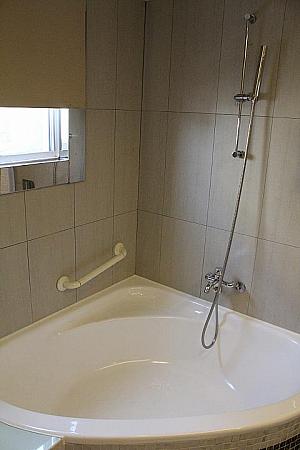 お部屋によってお風呂の形は変わりますが、バスタブがあるのは嬉しいですね！