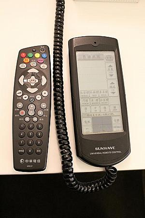 （左）MODのリモコン／（右）電気系統やテレビ、クーラーはこれひとつで操作可能