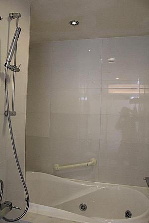 バスタブの横にシャワーがあるのが日本式！使いやすい