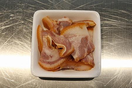 煙燻豬頭皮40元：ブタの皮の燻製