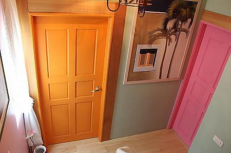 2Fのピンク色のドアは、一百米の部屋