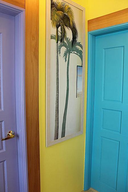 两百米の部屋はパステルブルーなので、ドアもその色、隣は三百米