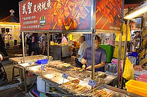 香りにそそられるイカ焼き屋台