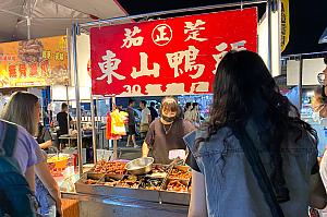 山鴨頭はアヒルの頭や首を煮込んだ料理(滷味)