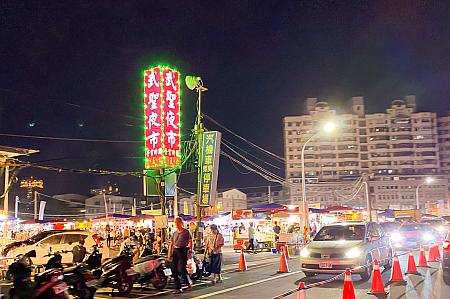 この赤い看板が目印。夜市開催中は、交通整理が行われます