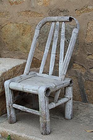 黄天佑紀念館の向かいにあった椅子