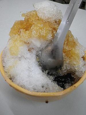 バーバオピンは、芋、タピオカなど具だくさんの伝統的かき氷。40元。