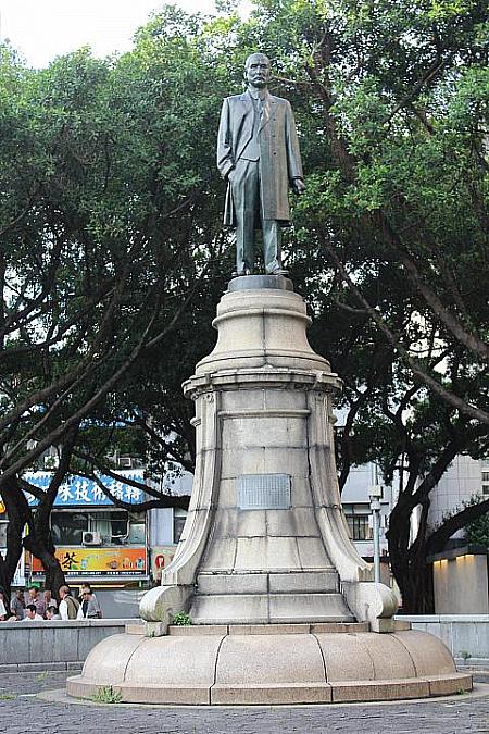 孫文の銅像<br>日本の長崎で講演した時の写真をもとに制作されたそうです