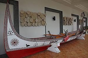 ホテル内には芸術品の数々、ダウ族の船は以前台東空港にあったもの、今ではこれほど大きい船は造れないそうです