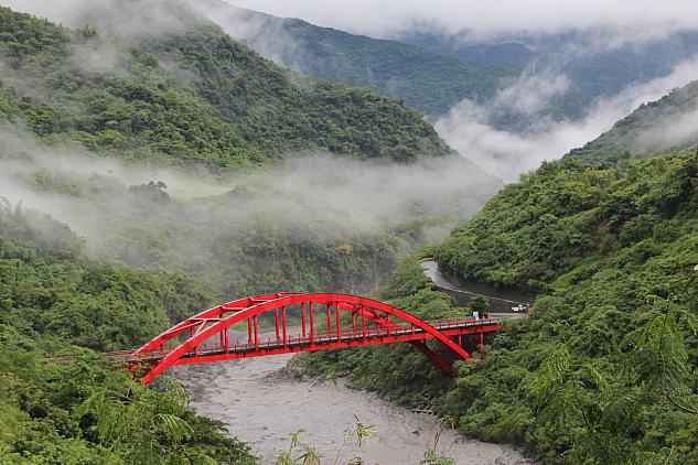 この紅葉橋を渡って、山道を登って行くとブヌン族の村があります