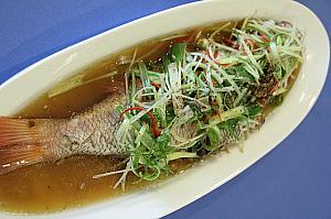 清蒸鮮魚：このお魚、台北で食べるとすんごくお高いんですって！漁獲量も少ないので、手に入るのも難しいお魚です。