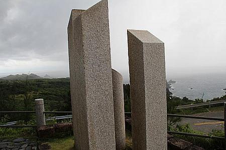 1993年、日本人2名を含む4名を載せた飛行機が海に墜落、未だ行方不明と書かれた記念碑がありました
