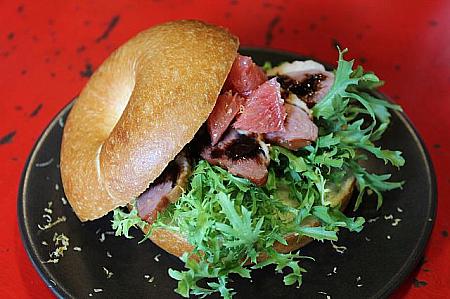 鴨肉を挟んだベーグルサンド「豪野鴨胸三明治」200元