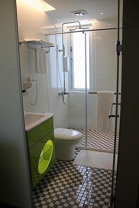 清潔感と明るさあふれる浴室。シャワールームとトイレ分離。デラックストリプルのお部屋にはバスタブつき。