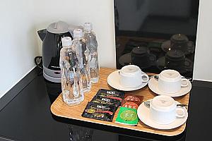 湯沸しポット、ミネラルウォーター、コーヒー＆お茶はもちろん常備。