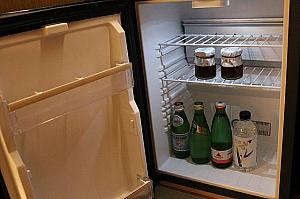 冷蔵庫の中に並ぶ4種類のお水