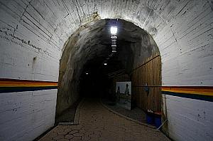 暗～いトンネルの中に展示物。この日は感知式ライトの調子が悪かったようで、かなり暗かったです（涙）