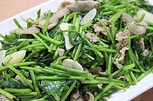 山芹菜拌山豬肉：イノシシのお肉とナベナを炒めたお料理。ナベナは菊菜のようでした
