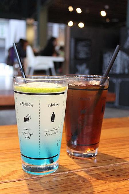 藍柑檸檬汁(ブルーレモネード 70元)と復刻紅茶(昔なつかしのブラックティー 35元)