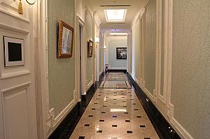 高級ホテルのような廊下。個室が並んでいます