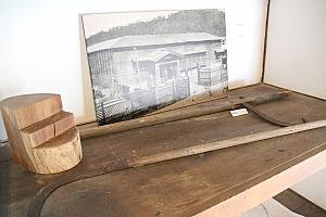 林業の歴史を紹介する写真や工具の展示です