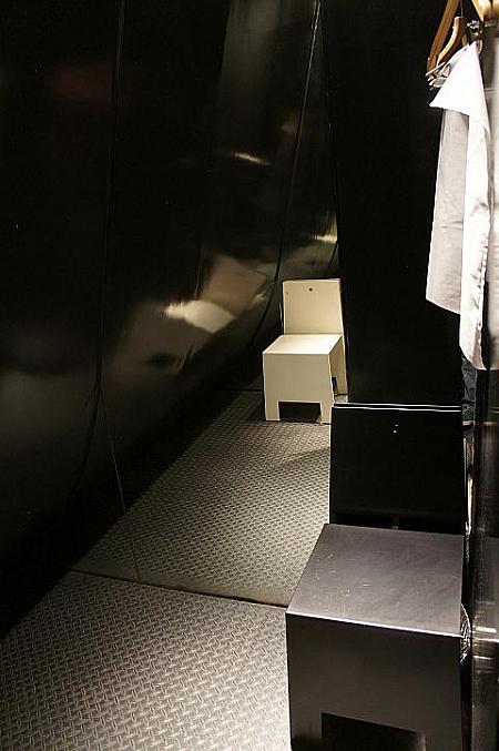 試着室は2つ。黒で統一された中はシックで素敵。フェイスカバーもオリジナルです
