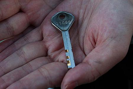鍵はひとつのみ！スペアキーはないのでこの鍵を失くしてしまった場合は1999へ電話してください。その際は鍵の賠償金を支払わなければなりません
