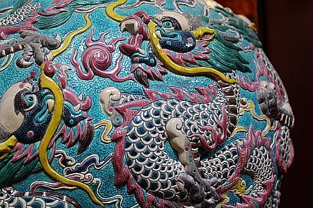 唐三彩の流れをくむ交趾陶、台湾は19世紀に中国の広東より民芸としてもたらされました　色彩の豊富さとあでやかさは、唐三彩以上です