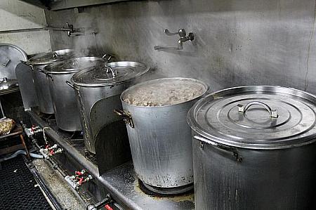 1、2、3、4日分の清燉スープと紅焼スープ用の計5つの鍋が並ぶキッチン