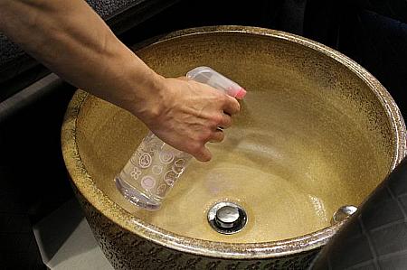 足湯の桶は、毎回念入りに消毒されて清潔。
