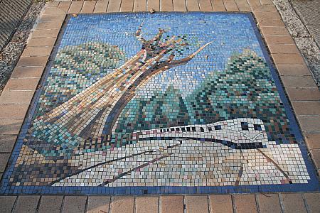 阿里山鉄道で一番雄々しかった神木のモザイクは、地面にあります