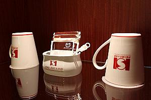 系列ホテル共通のマグカップ等。お茶とインスタントコーヒーが飲めます