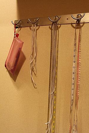メジャーとゴム紐を使って正確にサイズ測定。なんと合計36か所も測るんです！