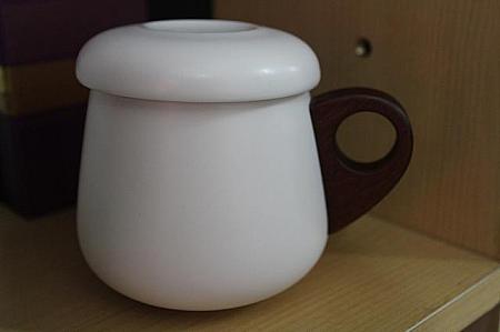 モダンなデザインの茶こし付きカップはEILONGのもの