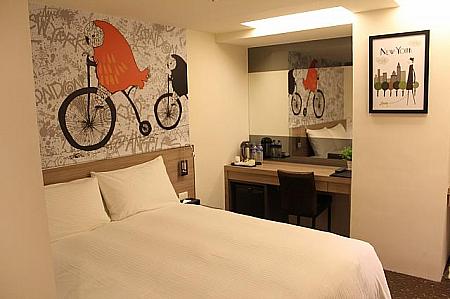 自転車のかわいいイラストと明るい室内が印象的！