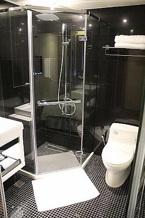 バスタブなしのタイプのお部屋はシャワーブースが区切られているのでトイレが濡れることはありません