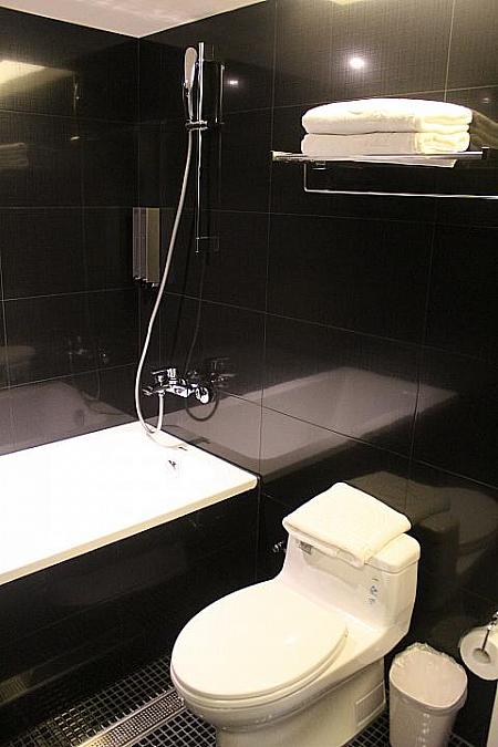 シャワーカーテンがないのでトイレは濡れてしまいますが…。スタンダードルームでバスタブがあるなら我慢できそう！