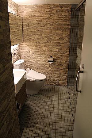 バスルームは暖かみのあるタイルが特徴
