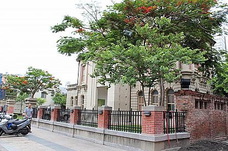 お店のとなりは台南市指定古跡「台南公会堂」です。