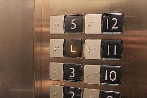 ホテルは4F～。直通のエレベーターでL(ロビー)フロアまで上がります