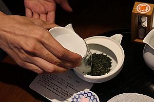 煎茶はポットと茶葉で提供。お湯を少し冷ましてから入れると甘みが