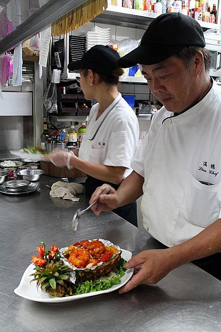 料理長の連武徳さんは最終チェックを担当！