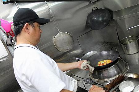 料理長以外のシェフも多数！次々とお料理を作り出していきます！