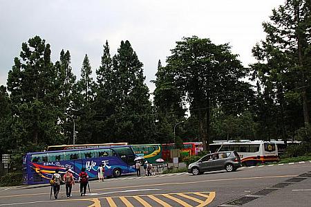 「台湾好行」バスは、入口の大型駐車場に停まります