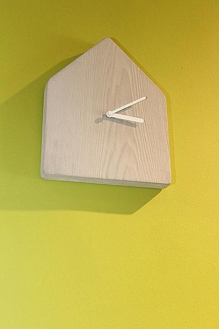 木にペンキを塗ったように見えますが、これもセメントで作られた時計！