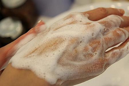 清潔な洗面台でさっそく手を洗ってみました