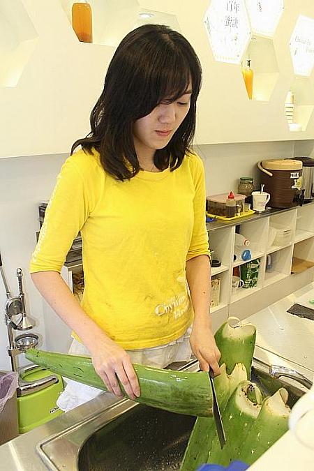 アロエをカットしているところ。お店のドリンクは新鮮重視！