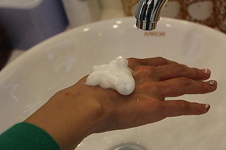 清潔な洗面台でさっそく手を洗ってみました