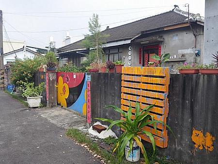 路地に入るとこんな日本家屋が並んでいます。