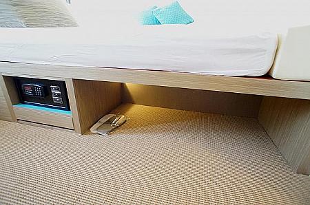 スーツケースはベッドの下へ